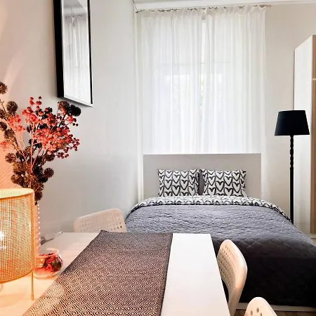 Bright Spacious In With Free Parking Apartment *