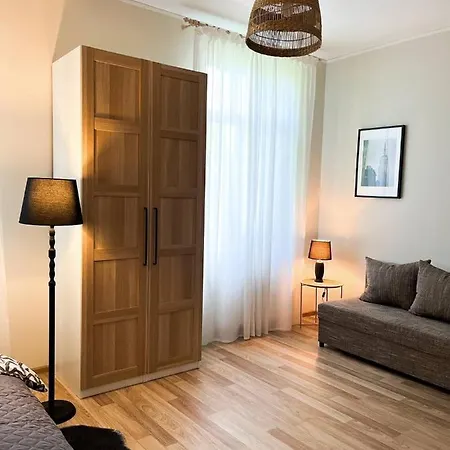 Bright Spacious In With Free Parking *